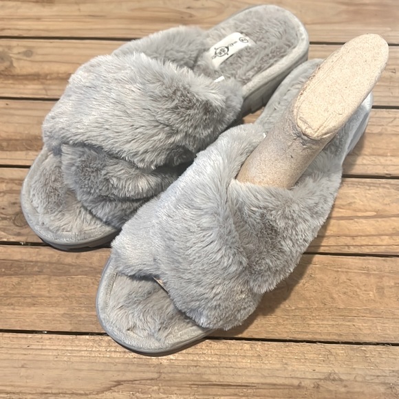 SOLE MATES Womens Fuzzy Criss Cross Slippers - Picture 2 of 6